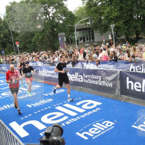 29.06.2025 - hella hamburg halbmarathon Michael Strokosch http://msf.ph/oto/8536243 29.06.2025 10:45:02 Ziel  meine-sportfotos.de