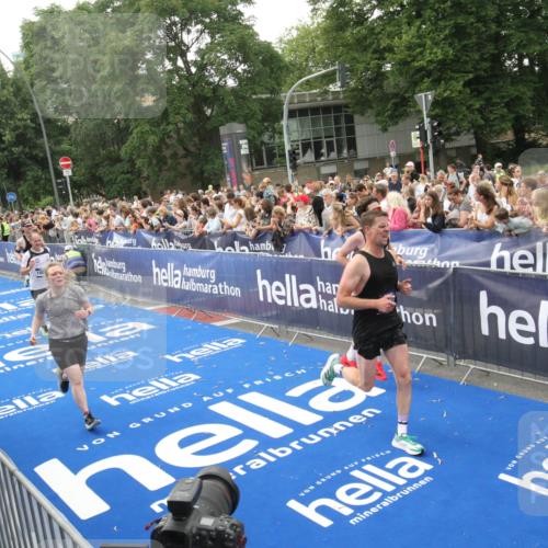 29.06.2025 - hella hamburg halbmarathon Michael Strokosch http://msf.ph/oto/8536249 29.06.2025 10:45:04 Ziel  meine-sportfotos.de