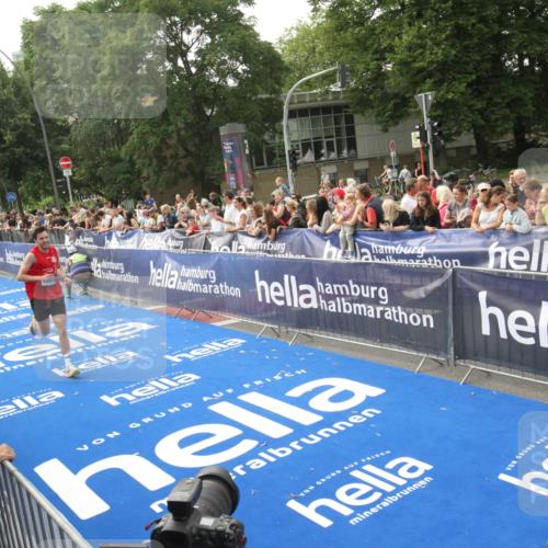 29.06.2025 - hella hamburg halbmarathon Michael Strokosch http://msf.ph/oto/8536253 29.06.2025 10:26:12 Ziel  meine-sportfotos.de