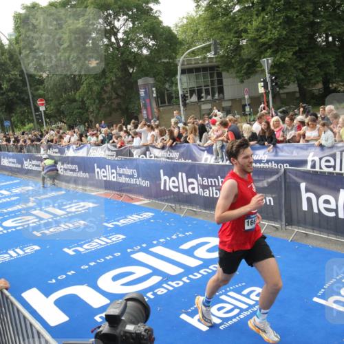 29.06.2025 - hella hamburg halbmarathon Michael Strokosch http://msf.ph/oto/8536261 29.06.2025 10:26:14 Ziel  meine-sportfotos.de