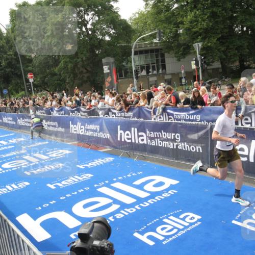 29.06.2025 - hella hamburg halbmarathon Michael Strokosch http://msf.ph/oto/8536273 29.06.2025 10:26:30 Ziel  meine-sportfotos.de