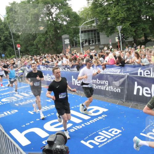 29.06.2025 - hella hamburg halbmarathon Michael Strokosch http://msf.ph/oto/8536276 29.06.2025 10:45:10 Ziel  meine-sportfotos.de