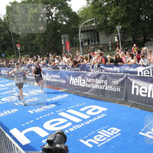 29.06.2025 - hella hamburg halbmarathon Michael Strokosch http://msf.ph/oto/8536277 29.06.2025 10:26:34 Ziel  meine-sportfotos.de