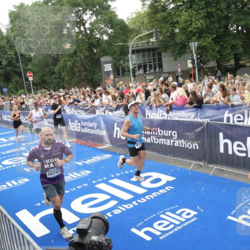 29.06.2025 - hella hamburg halbmarathon Michael Strokosch http://msf.ph/oto/8536285 29.06.2025 10:45:11 Ziel  meine-sportfotos.de