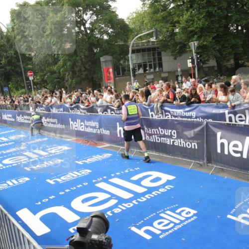 29.06.2025 - hella hamburg halbmarathon Michael Strokosch http://msf.ph/oto/8536286 29.06.2025 10:26:40 Ziel  meine-sportfotos.de