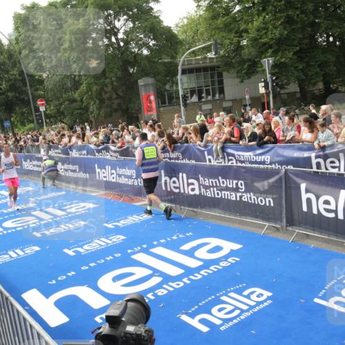 29.06.2025 - hella hamburg halbmarathon Michael Strokosch http://msf.ph/oto/8536290 29.06.2025 10:26:41 Ziel  meine-sportfotos.de