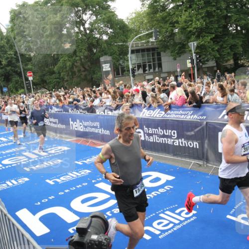 29.06.2025 - hella hamburg halbmarathon Michael Strokosch http://msf.ph/oto/8536293 29.06.2025 10:45:13 Ziel  meine-sportfotos.de