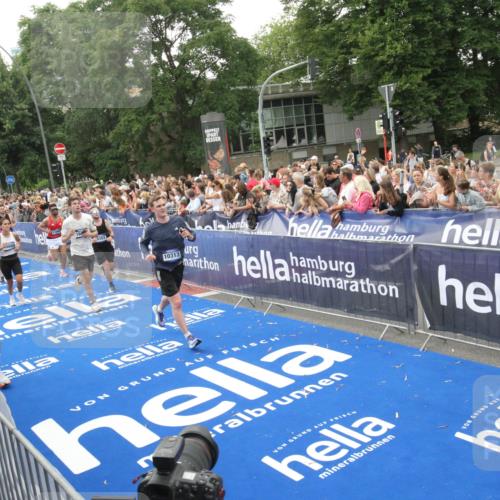 29.06.2025 - hella hamburg halbmarathon Michael Strokosch http://msf.ph/oto/8536297 29.06.2025 10:45:14 Ziel  meine-sportfotos.de
