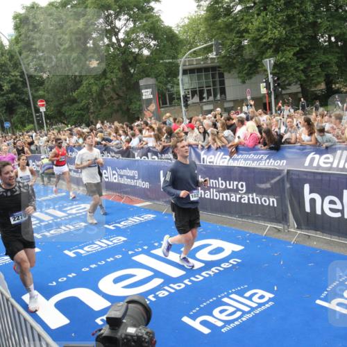 29.06.2025 - hella hamburg halbmarathon Michael Strokosch http://msf.ph/oto/8536299 29.06.2025 10:45:14 Ziel  meine-sportfotos.de