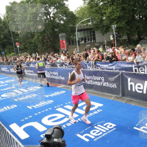 29.06.2025 - hella hamburg halbmarathon Michael Strokosch http://msf.ph/oto/8536300 29.06.2025 10:26:43 Ziel  meine-sportfotos.de