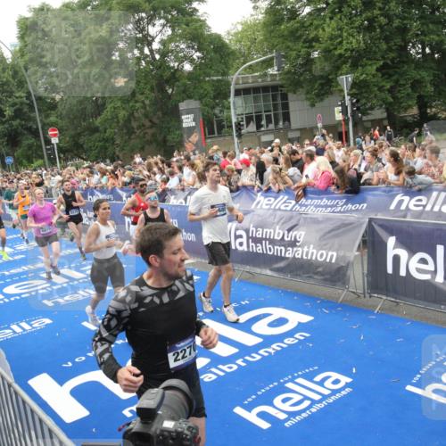 29.06.2025 - hella hamburg halbmarathon Michael Strokosch http://msf.ph/oto/8536301 29.06.2025 10:45:15 Ziel  meine-sportfotos.de