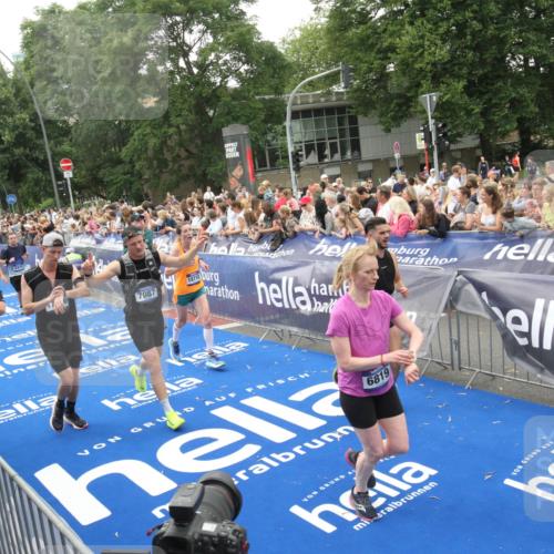 29.06.2025 - hella hamburg halbmarathon Michael Strokosch http://msf.ph/oto/8536311 29.06.2025 10:45:17 Ziel  meine-sportfotos.de