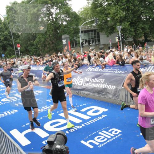 29.06.2025 - hella hamburg halbmarathon Michael Strokosch http://msf.ph/oto/8536312 29.06.2025 10:45:17 Ziel  meine-sportfotos.de