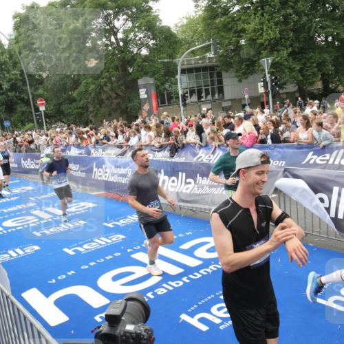 29.06.2025 - hella hamburg halbmarathon Michael Strokosch http://msf.ph/oto/8536318 29.06.2025 10:45:18 Ziel  meine-sportfotos.de