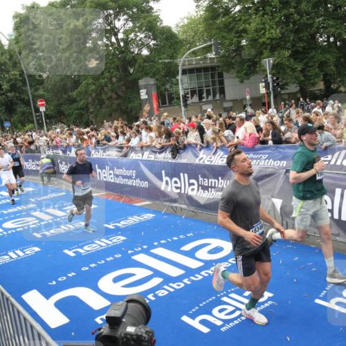 29.06.2025 - hella hamburg halbmarathon Michael Strokosch http://msf.ph/oto/8536320 29.06.2025 10:45:19 Ziel  meine-sportfotos.de