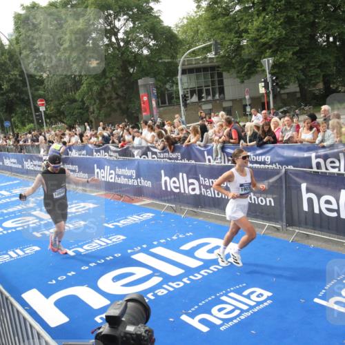 29.06.2025 - hella hamburg halbmarathon Michael Strokosch http://msf.ph/oto/8536321 29.06.2025 10:26:48 Ziel  meine-sportfotos.de