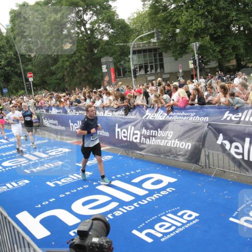 29.06.2025 - hella hamburg halbmarathon Michael Strokosch http://msf.ph/oto/8536322 29.06.2025 10:45:19 Ziel  meine-sportfotos.de