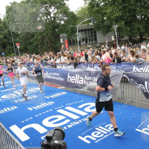 29.06.2025 - hella hamburg halbmarathon Michael Strokosch http://msf.ph/oto/8536324 29.06.2025 10:45:20 Ziel  meine-sportfotos.de