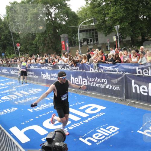 29.06.2025 - hella hamburg halbmarathon Michael Strokosch http://msf.ph/oto/8536325 29.06.2025 10:26:48 Ziel  meine-sportfotos.de