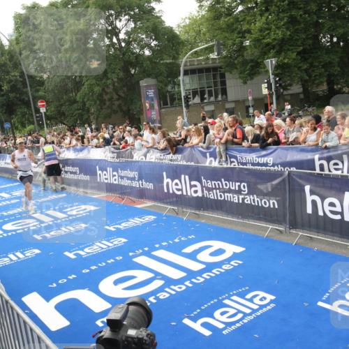 29.06.2025 - hella hamburg halbmarathon Michael Strokosch http://msf.ph/oto/8536339 29.06.2025 10:26:56 Ziel  meine-sportfotos.de