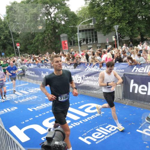 29.06.2025 - hella hamburg halbmarathon Michael Strokosch http://msf.ph/oto/8536351 29.06.2025 10:45:29 Ziel  meine-sportfotos.de
