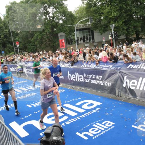 29.06.2025 - hella hamburg halbmarathon Michael Strokosch http://msf.ph/oto/8536355 29.06.2025 10:45:30 Ziel  meine-sportfotos.de