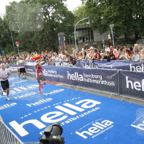 29.06.2025 - hella hamburg halbmarathon Michael Strokosch http://msf.ph/oto/8536359 29.06.2025 10:27:03 Ziel  meine-sportfotos.de