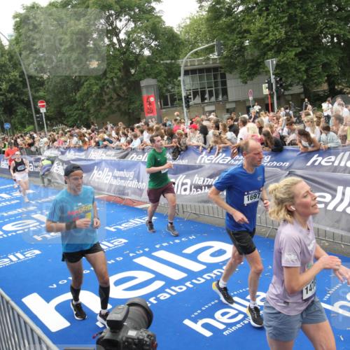29.06.2025 - hella hamburg halbmarathon Michael Strokosch http://msf.ph/oto/8536360 29.06.2025 10:45:31 Ziel  meine-sportfotos.de