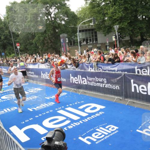 29.06.2025 - hella hamburg halbmarathon Michael Strokosch http://msf.ph/oto/8536361 29.06.2025 10:27:04 Ziel  meine-sportfotos.de