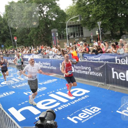 29.06.2025 - hella hamburg halbmarathon Michael Strokosch http://msf.ph/oto/8536363 29.06.2025 10:27:04 Ziel  meine-sportfotos.de