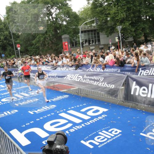 29.06.2025 - hella hamburg halbmarathon Michael Strokosch http://msf.ph/oto/8536364 29.06.2025 10:45:32 Ziel  meine-sportfotos.de