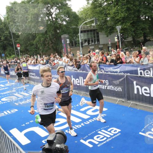 29.06.2025 - hella hamburg halbmarathon Michael Strokosch http://msf.ph/oto/8536372 29.06.2025 10:27:05 Ziel  meine-sportfotos.de