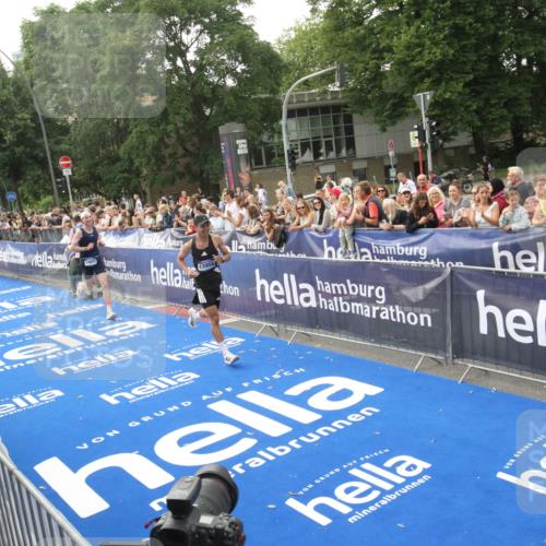 29.06.2025 - hella hamburg halbmarathon Michael Strokosch http://msf.ph/oto/8536378 29.06.2025 10:27:06 Ziel  meine-sportfotos.de