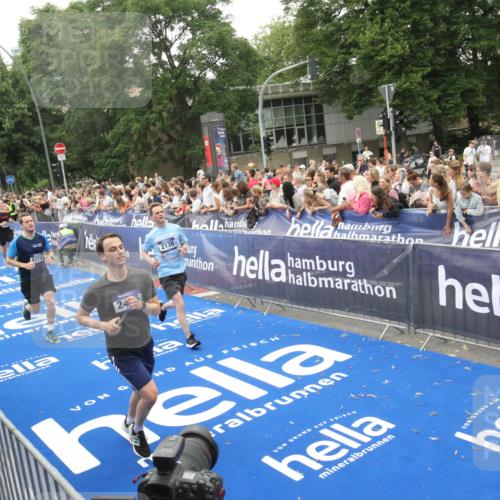 29.06.2025 - hella hamburg halbmarathon Michael Strokosch http://msf.ph/oto/8536380 29.06.2025 10:45:39 Ziel  meine-sportfotos.de