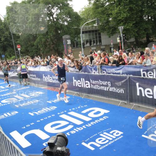 29.06.2025 - hella hamburg halbmarathon Michael Strokosch http://msf.ph/oto/8536383 29.06.2025 10:27:08 Ziel  meine-sportfotos.de