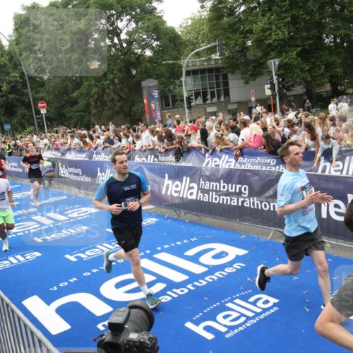 29.06.2025 - hella hamburg halbmarathon Michael Strokosch http://msf.ph/oto/8536384 29.06.2025 10:45:40 Ziel  meine-sportfotos.de