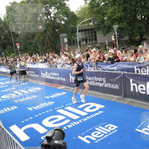 29.06.2025 - hella hamburg halbmarathon Michael Strokosch http://msf.ph/oto/8536385 29.06.2025 10:27:08 Ziel  meine-sportfotos.de