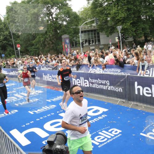 29.06.2025 - hella hamburg halbmarathon Michael Strokosch http://msf.ph/oto/8536390 29.06.2025 10:45:41 Ziel  meine-sportfotos.de