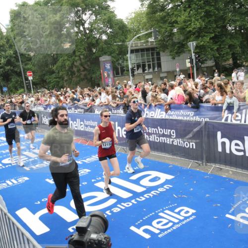 29.06.2025 - hella hamburg halbmarathon Michael Strokosch http://msf.ph/oto/8536394 29.06.2025 10:45:42 Ziel  meine-sportfotos.de