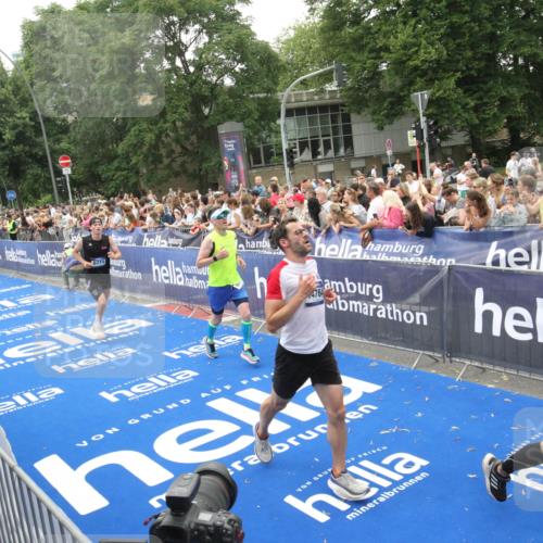 29.06.2025 - hella hamburg halbmarathon Michael Strokosch http://msf.ph/oto/8536408 29.06.2025 10:45:46 Ziel  meine-sportfotos.de