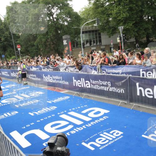 29.06.2025 - hella hamburg halbmarathon Michael Strokosch http://msf.ph/oto/8536413 29.06.2025 10:27:19 Ziel  meine-sportfotos.de