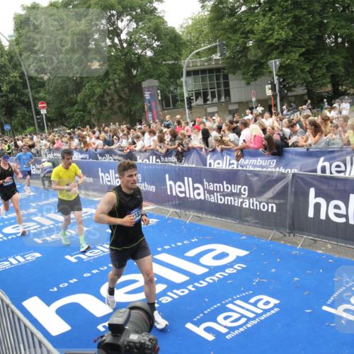 29.06.2025 - hella hamburg halbmarathon Michael Strokosch http://msf.ph/oto/8536419 29.06.2025 10:45:49 Ziel  meine-sportfotos.de