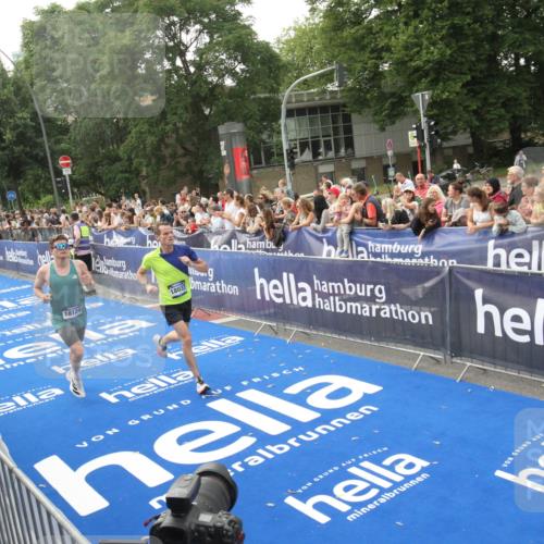 29.06.2025 - hella hamburg halbmarathon Michael Strokosch http://msf.ph/oto/8536433 29.06.2025 10:27:24 Ziel  meine-sportfotos.de