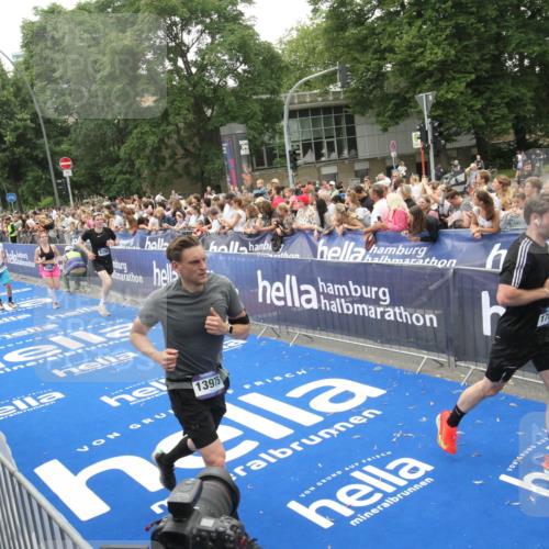 29.06.2025 - hella hamburg halbmarathon Michael Strokosch http://msf.ph/oto/8536438 29.06.2025 10:45:53 Ziel  meine-sportfotos.de