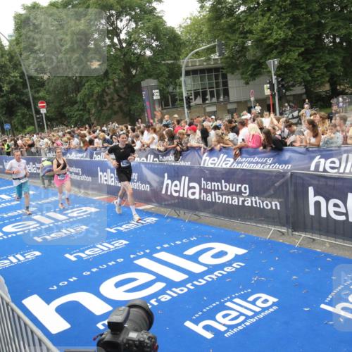 29.06.2025 - hella hamburg halbmarathon Michael Strokosch http://msf.ph/oto/8536440 29.06.2025 10:45:54 Ziel  meine-sportfotos.de