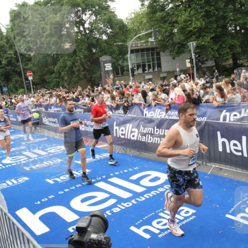 29.06.2025 - hella hamburg halbmarathon Michael Strokosch http://msf.ph/oto/8536455 29.06.2025 10:45:58 Ziel  meine-sportfotos.de