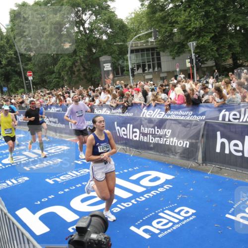 29.06.2025 - hella hamburg halbmarathon Michael Strokosch http://msf.ph/oto/8536459 29.06.2025 10:45:59 Ziel  meine-sportfotos.de