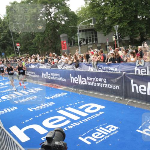 29.06.2025 - hella hamburg halbmarathon Michael Strokosch http://msf.ph/oto/8536462 29.06.2025 10:27:33 Ziel  meine-sportfotos.de