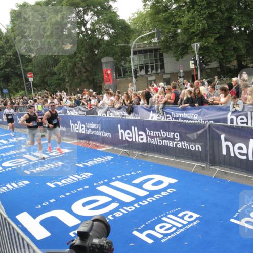 29.06.2025 - hella hamburg halbmarathon Michael Strokosch http://msf.ph/oto/8536464 29.06.2025 10:27:33 Ziel  meine-sportfotos.de