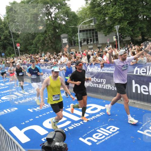 29.06.2025 - hella hamburg halbmarathon Michael Strokosch http://msf.ph/oto/8536465 29.06.2025 10:46:01 Ziel  meine-sportfotos.de